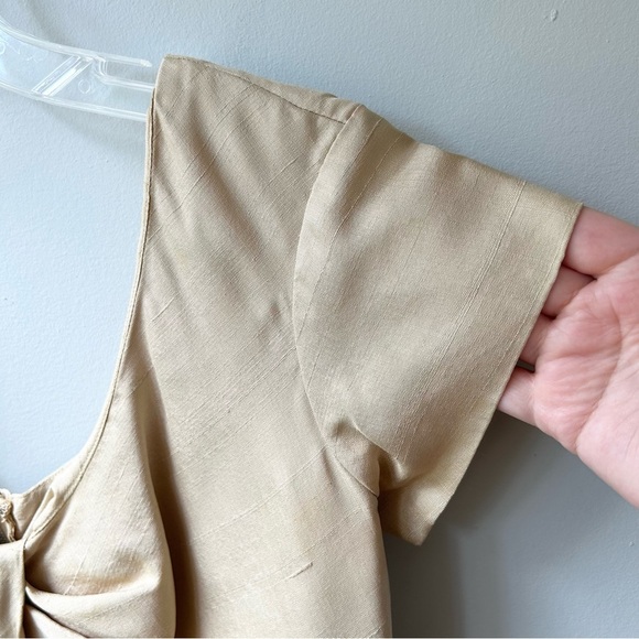 Vintage 1960s gold silk handmade sheath dress with front bow bodice detail - Picture 4 of 13
